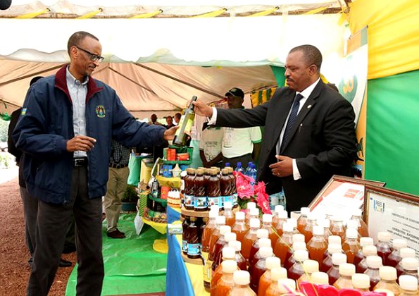 President Kagame inspecting Urwibutso products
