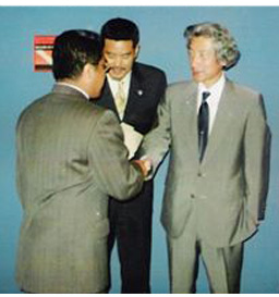 Dr. Vince with H.E. Prime Minister Jonichiro Koizumi of Japan