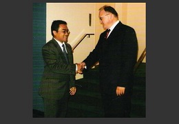Prof. Sinining with Prime Minister Göran Persson of Sweden